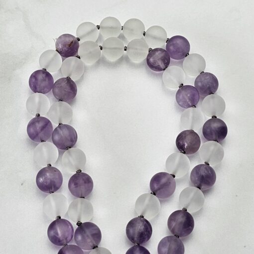 Amethyst-Bergkristall-Mala, matt, mit hellem Amethyst-Anhänger – Bild 11