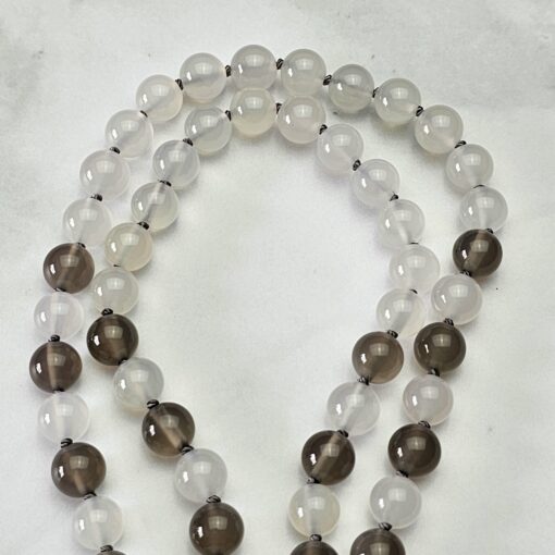Achat-Mala, grau und weiß, mit weißem Drusenachat-Anhänger und Armband – Bild 14