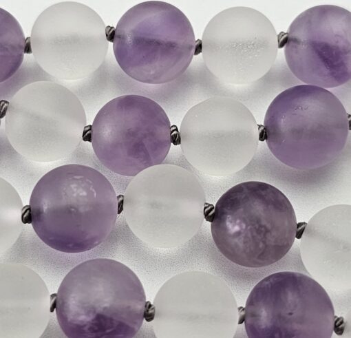 Amethyst-Bergkristall-Mala, matt, mit hellem Amethyst-Anhänger – Bild 13