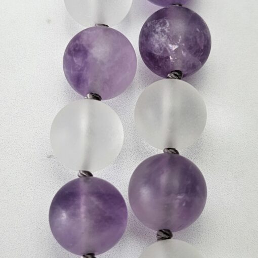 Amethyst-Bergkristall-Mala, matt, mit hellem Amethyst-Anhänger – Bild 15