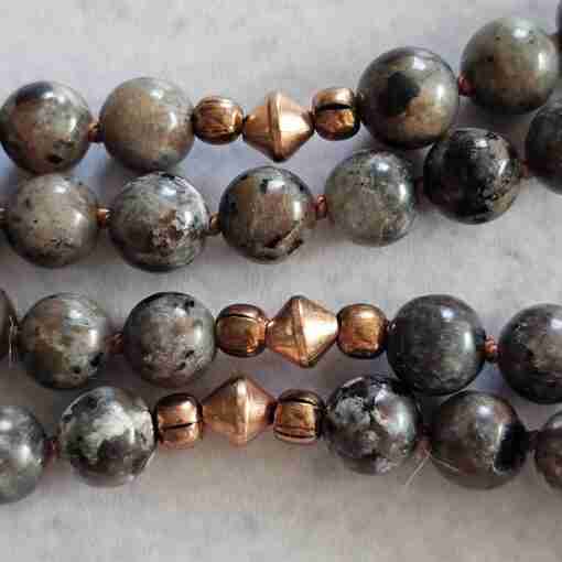 „Yooperlite“-Kupfer-Mala mit „Yooperlite“-Anhänger und passendem Armband – Bild 16