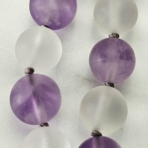 Amethyst-Bergkristall-Mala, matt, mit hellem Amethyst-Anhänger – Bild 17