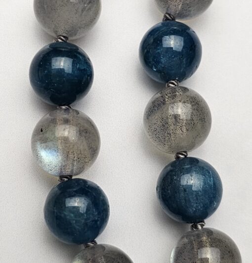 Labradorit-Apatit (blau) -Mala mit Baumwollquaste und Armband – Bild 18