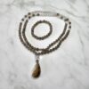 Achat-Mala, grau und weiß, mit weißem Drusenachat-Anhänger und Armband