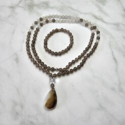 Achat-Mala, grau und weiß, mit weißem Drusenachat-Anhänger und Armband