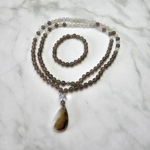 Achat-Mala, grau und weiß, mit weißem Drusenachat-Anhänger und Armband