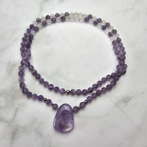 Amethyst-Bergkristall-Mala, matt, mit hellem Amethyst-Anhänger – Bild 3