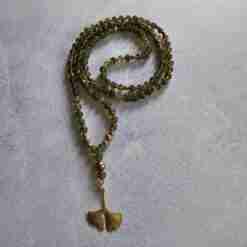 Grüne Grossular (Granat) -Messing-Mala mit Messing-Anhänger
