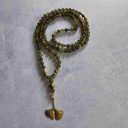 Grüne Grossular (Granat) -Messing-Mala mit Messing-Anhänger