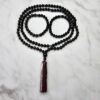 Morion Rauchquarz-Granat-Mala mit Seidenquaste und zwei Armbändern