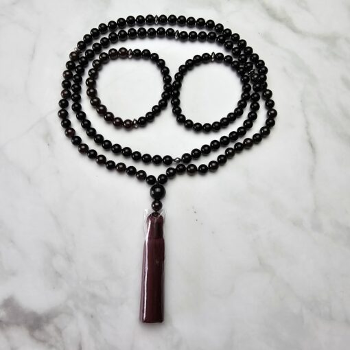 Morion Rauchquarz-Granat-Mala mit Seidenquaste und zwei Armbändern