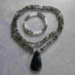 Moosachat-Bergkristall (facettiert) -Mala (1) mit Moosachat-Anhänger (Tropfen) und Armband