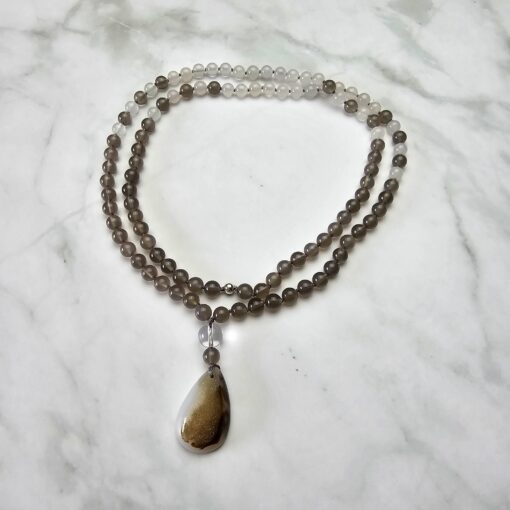 Achat-Mala, grau und weiß, mit weißem Drusenachat-Anhänger und Armband – Bild 3