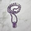 Amethyst-Bergkristall-Mala, matt, mit hellem Amethyst-Anhänger