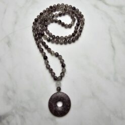 Lepidolith-in-Quarz-Mala mit Lepidolith-Donut