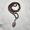 Meta-Rhyolith ("Leopardenstein") -Mala mit einem „Leopardenstein“-Anhänger