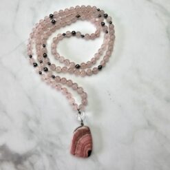 Rosenquarz-Hämatit-Mala mit Rhodochrosit-Anhänger