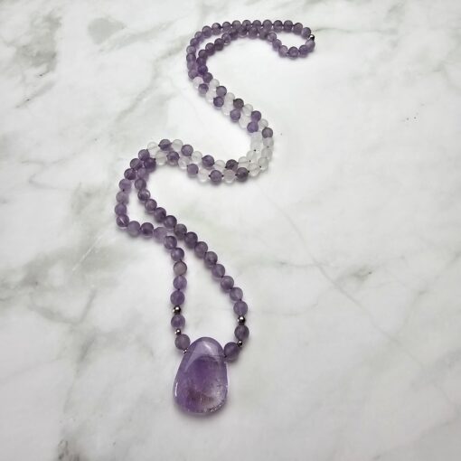 Amethyst-Bergkristall-Mala, matt, mit hellem Amethyst-Anhänger – Bild 4
