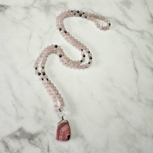 Rosenquarz-Hämatit-Mala mit Rhodochrosit-Anhänger – Bild 4