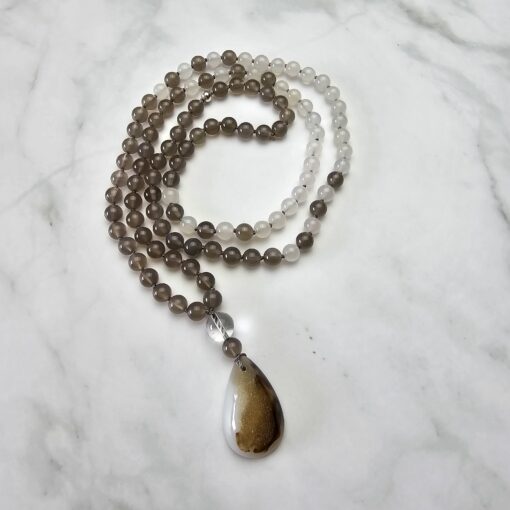 Achat-Mala, grau und weiß, mit weißem Drusenachat-Anhänger und Armband – Bild 5