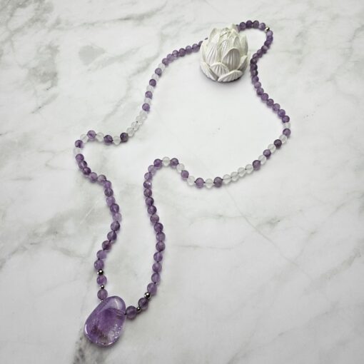 Amethyst-Bergkristall-Mala, matt, mit hellem Amethyst-Anhänger – Bild 5