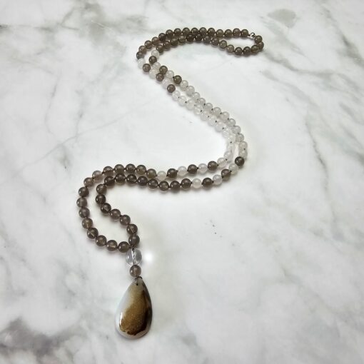 Achat-Mala, grau und weiß, mit weißem Drusenachat-Anhänger und Armband – Bild 6