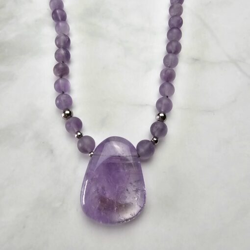 Amethyst-Bergkristall-Mala, matt, mit hellem Amethyst-Anhänger – Bild 6