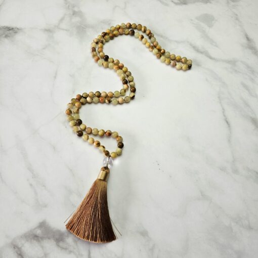 Serpentin („Afghanische Jade“) -Mala mit Seidenquaste und Armband – Bild 6