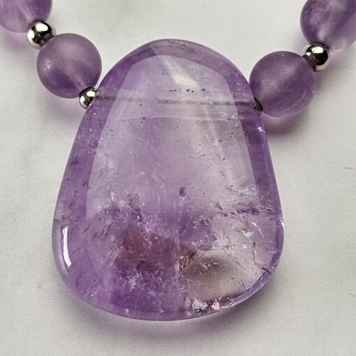 Amethyst-Bergkristall-Mala, matt, mit hellem Amethyst-Anhänger – Bild 7