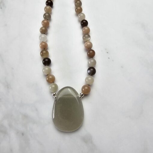 Mondstein-Mala, verschiedenfarbig, mit grauem Mondstein-Anhänger und Armband – Bild 8