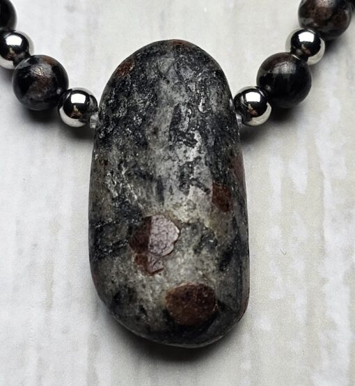 Hornblende-Mala mit Hornblende-Anhänger und Armband – Bild 9