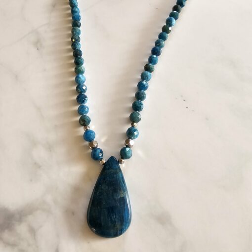 Apatit-Mala, blau und facettiert, mit blauem Apatit-Anhänger und Armband – Bild 8