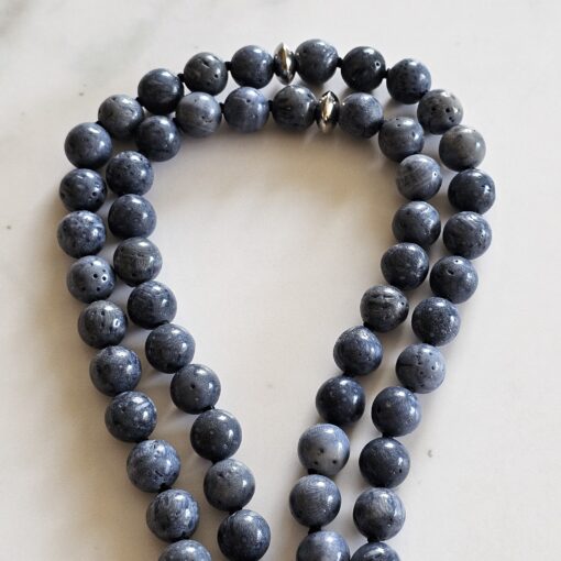 Korallen (blau) -Lava-Mala (1) mit Edelstahlanhänger (Säule mit „om mani padme hum“) – Bild 10