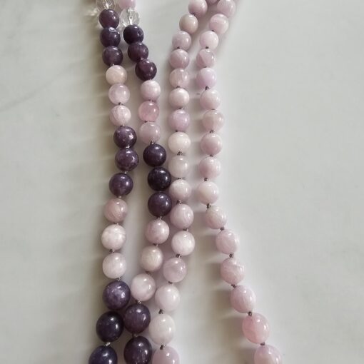 Kunzit-Lepidolith-Bergkristall-Mala mit Lepidolith-Herz – Bild 9