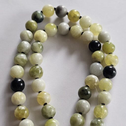 Serpentin („Qinghua Jade“) -Mala mit Seidenquaste – Bild 11