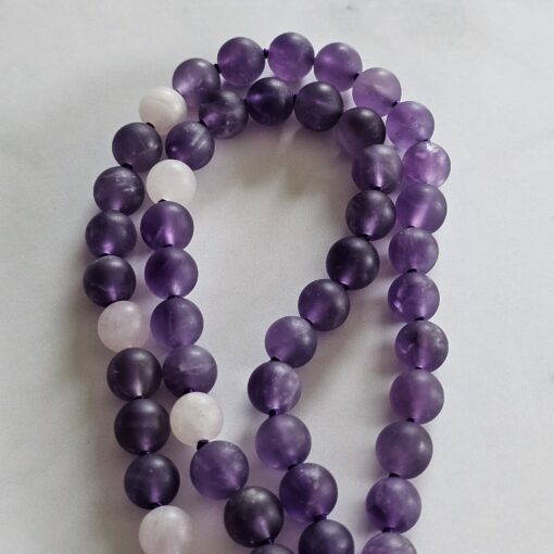 Amethyst-Rosenquarz-Mala, matt, mit Seidenquaste – Bild 11