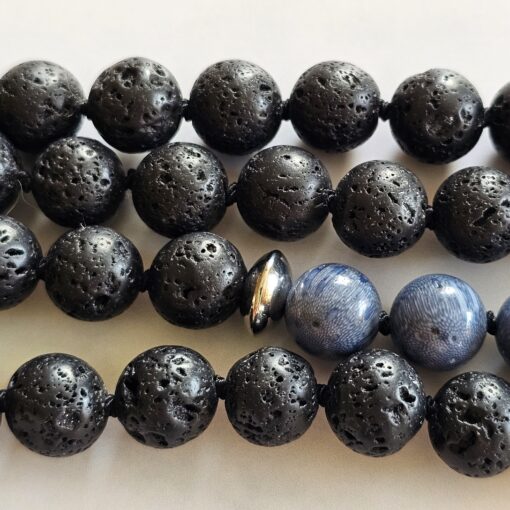 Korallen (blau) -Lava-Mala (1) mit Edelstahlanhänger (Säule mit „om mani padme hum“) – Bild 11