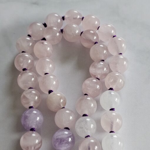 Amethyst (Lavendelamethyst) -Rosenquarz-Schneequarz-Mala mit Edelstahlanhänger – Bild 12