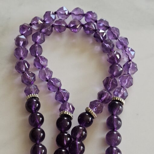 Amethyst-Mala, dunkel sowie etwas heller und facettiert, mit Edelstahlanhänger und Armband – Bild 12