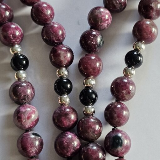 Eudialyt-Turmalin (schwarz) -Mala (2) mit Eudialyt-Anhänger und Armband – Bild 13