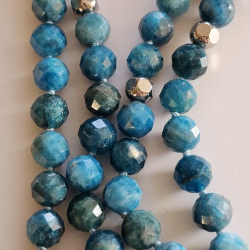 Apatit-Mala, blau und facettiert, mit blauem Apatit-Anhänger und Armband – Bild 13