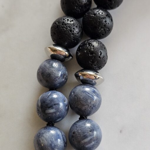 Korallen (blau) -Lava-Mala (1) mit Edelstahlanhänger (Säule mit „om mani padme hum“) – Bild 13