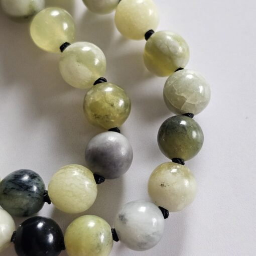 Serpentin („Qinghua Jade“) -Mala mit Seidenquaste – Bild 14