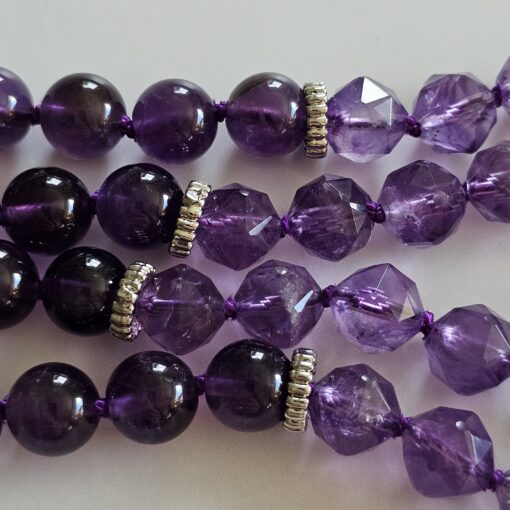 Amethyst-Mala, dunkel sowie etwas heller und facettiert, mit Edelstahlanhänger und Armband – Bild 14