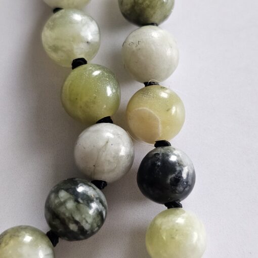 Serpentin („Qinghua Jade“) -Mala mit Seidenquaste – Bild 15