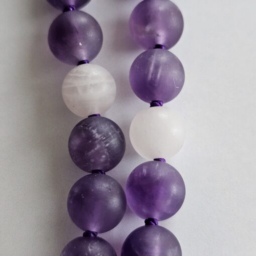Amethyst-Rosenquarz-Mala, matt, mit Seidenquaste – Bild 15