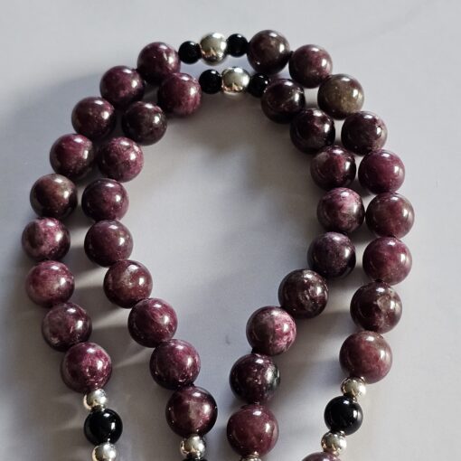 Eudialyt-Turmalin (schwarz) -Mala (2) mit Eudialyt-Anhänger und Armband – Bild 15