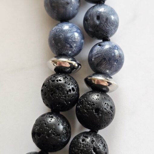 Korallen (blau) -Lava-Mala (1) mit Edelstahlanhänger (Säule mit „om mani padme hum“) – Bild 15
