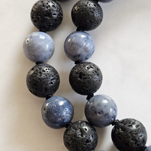 Korallen (blau) -Lava-Mala (2) mit Edelstahlanhänger (Keltischer Knoten) – Bild 15