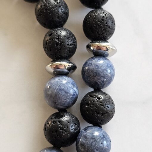 Korallen (blau) -Lava-Mala (2) mit Edelstahlanhänger (Keltischer Knoten) – Bild 16